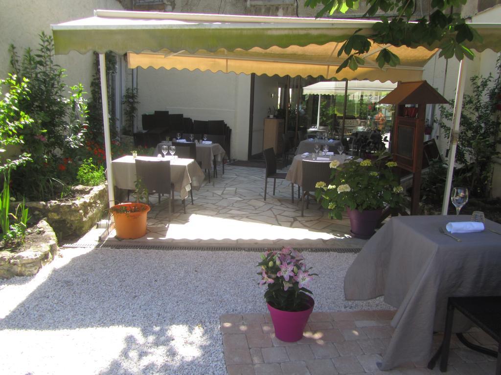 Logis Hotel Au Croissant Buzançais Exterior foto