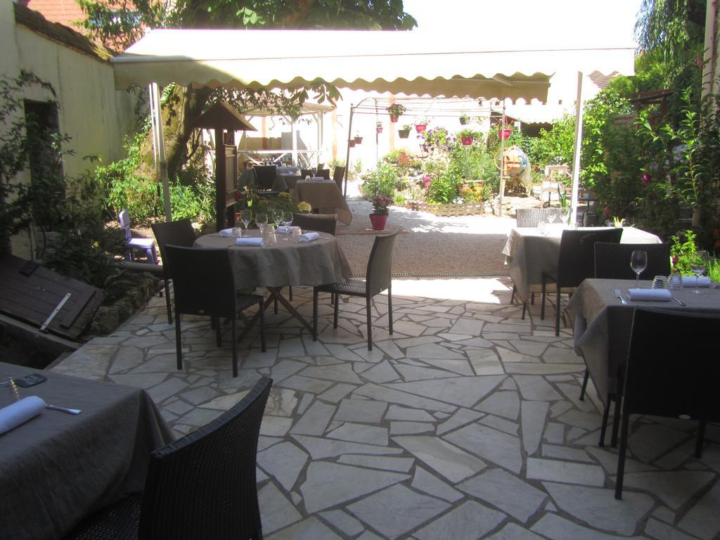 Logis Hotel Au Croissant Buzançais Exterior foto